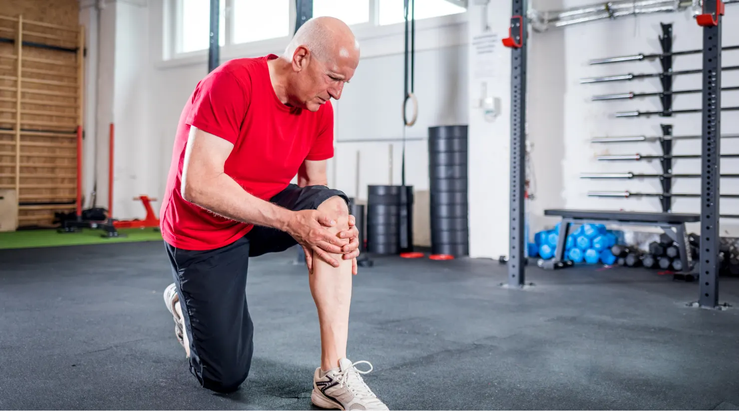 senior-man-at-the-gym-suffering-from-pain-in-knee